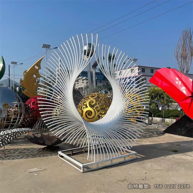 抽象不銹鋼鳳尾雕塑 是地產(chǎn)中靚麗的一景 抽象不銹鋼鳳尾雕塑 是地產(chǎn)中靚麗的一景