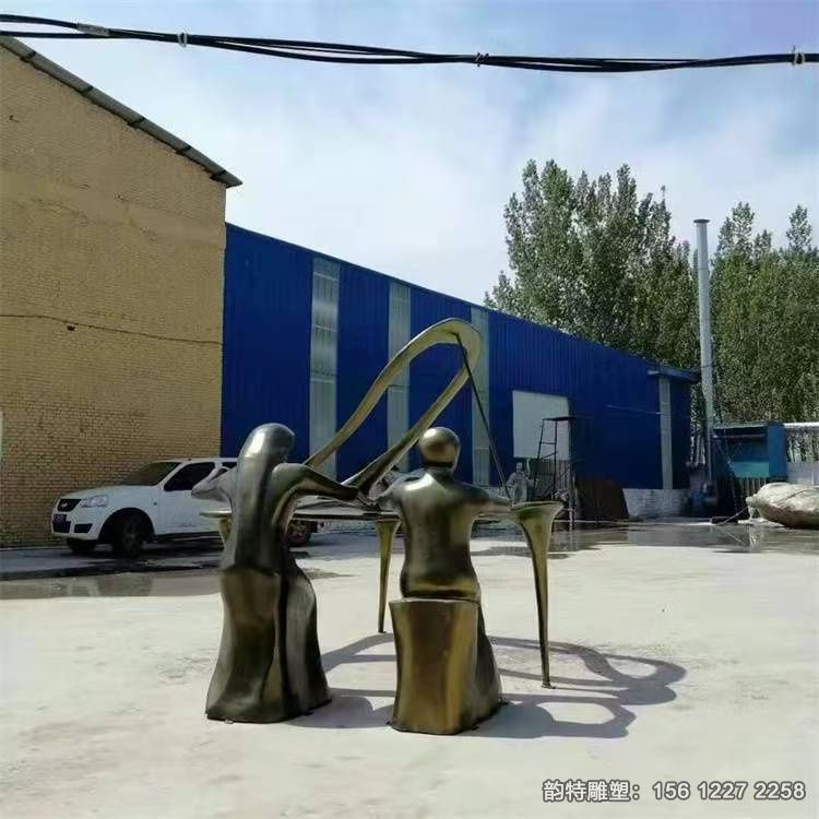 抽象人物彈鋼琴雕塑，玻璃鋼彈鋼琴雕塑報(bào)價(jià)